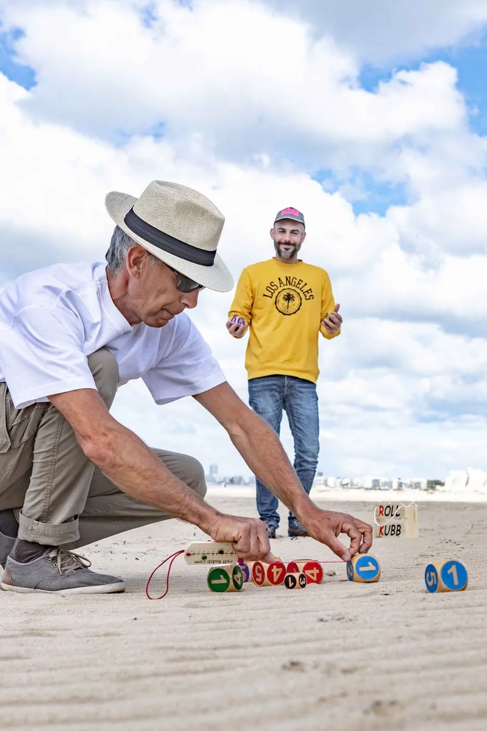 Deux joueurs mesurant la distance au Ti-Kubb
