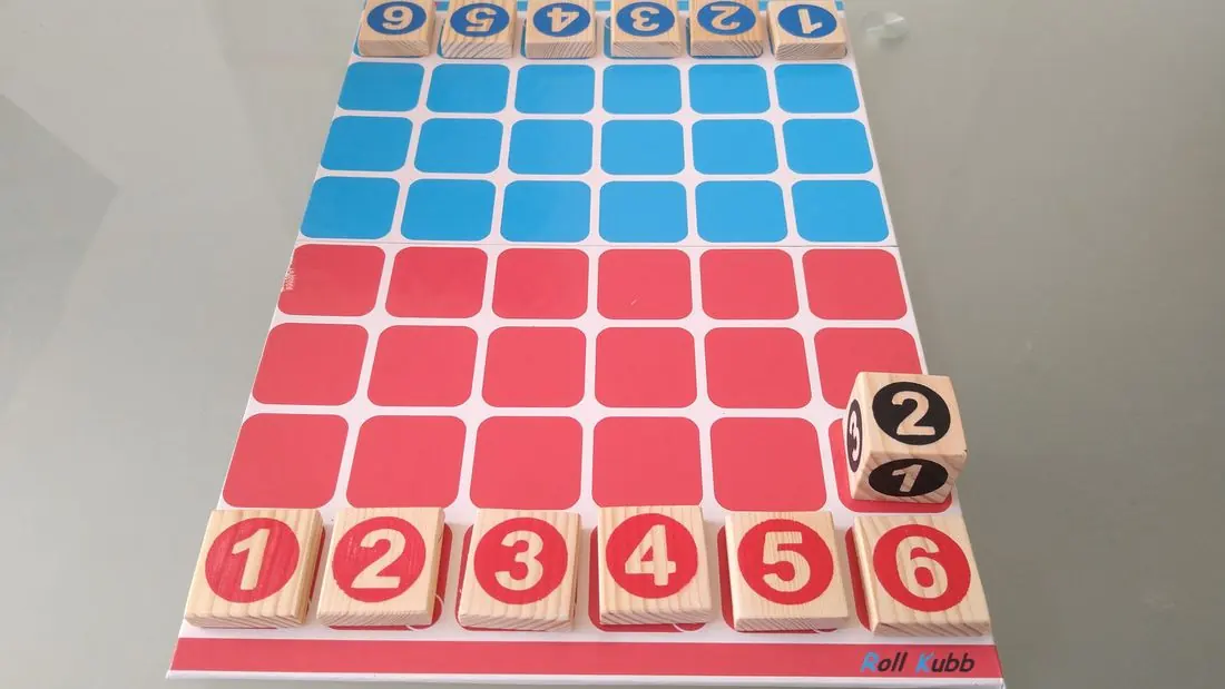 Plateau Roll Square avec ses cases rouges et bleues et ses pavés numérotés